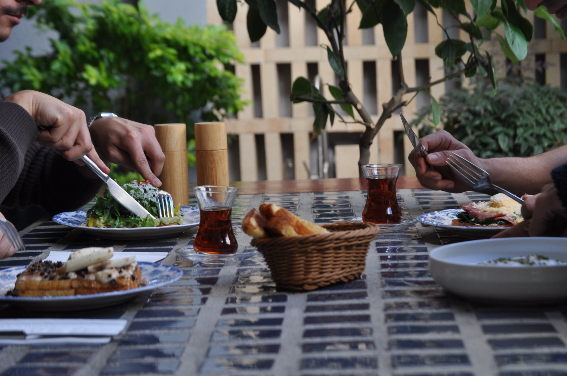 Safi İstanbul — masada brunch sahnesi