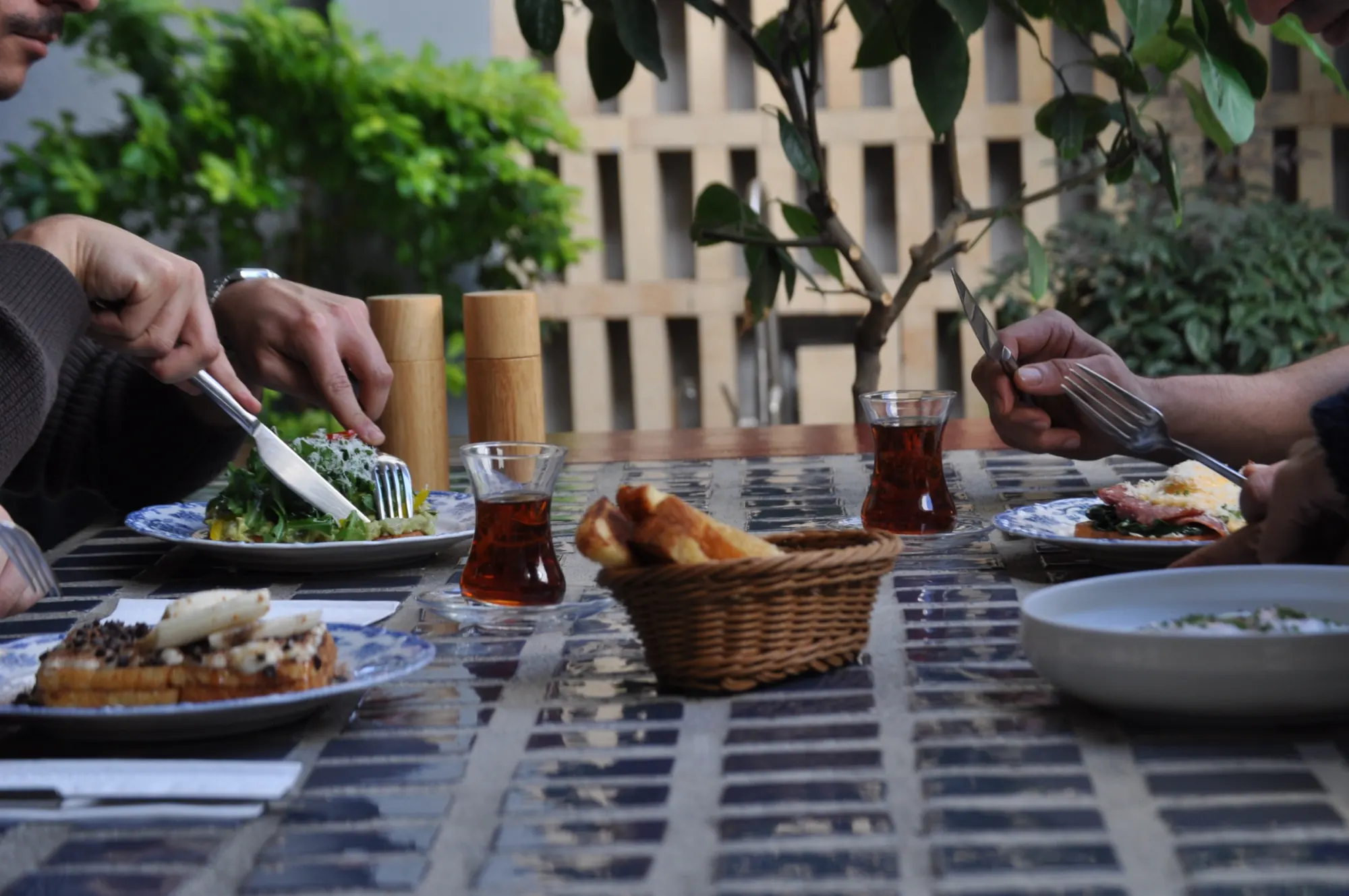 Safi İstanbul — masada brunch sahnesi